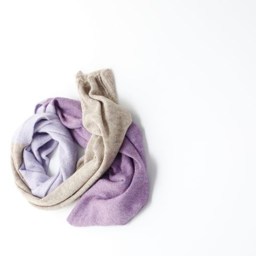Fijn gebreide shawl met wol lila beige