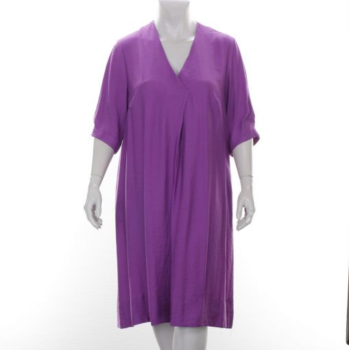Mat paarse jurk uitlopend met plooi
