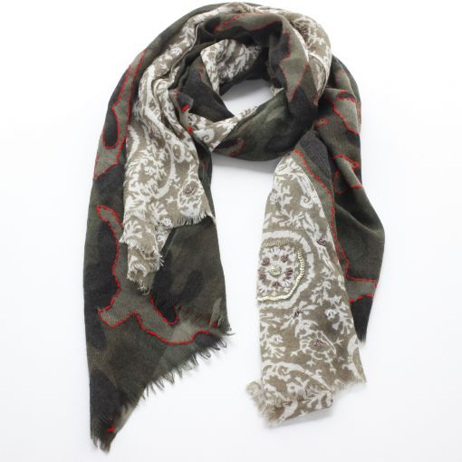 Luxe shawl met vlakken in groentinten verschillende prints met rood accent en kralen