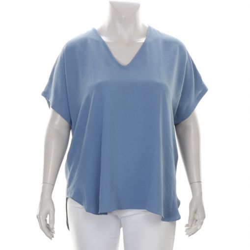 Mat lichtblauwe blouse recht model met aangeknipte mouw
