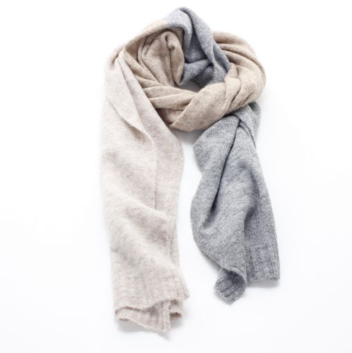 Fijn gebreide shawl met wol grijs beige