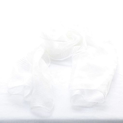 Witte shawl met ingeweven zigzag patroon